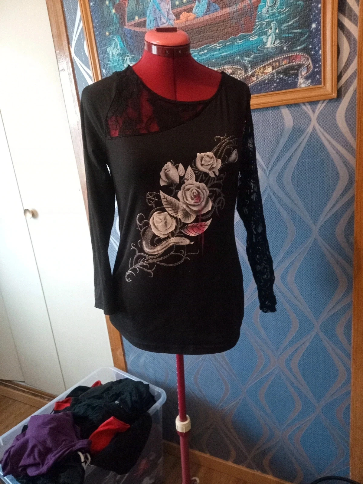 Haut noir style Rock / Gothique – Détails Dentelle & Roses